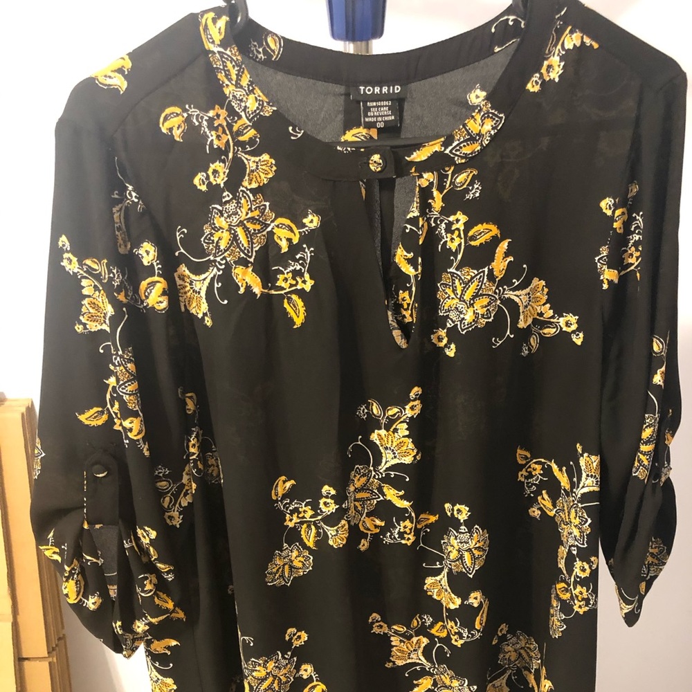 Torrid black and yellow blouse